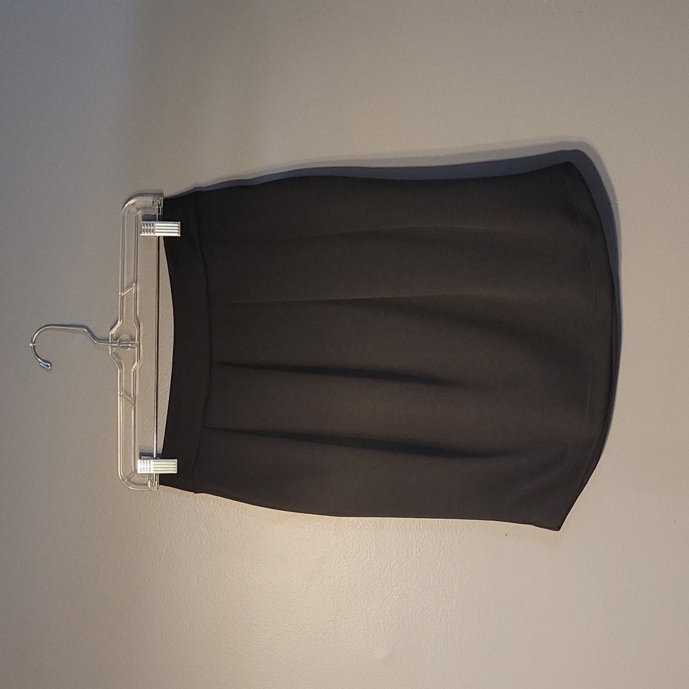 Black mini bubble skirt with pockets. Size L.